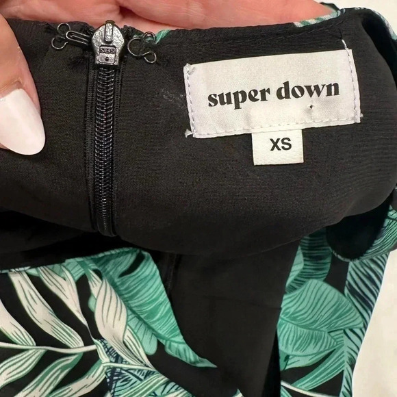 Superdown x Revolve Tropical Leaf Penny Deep V Romper XS - Picture 7 of 7